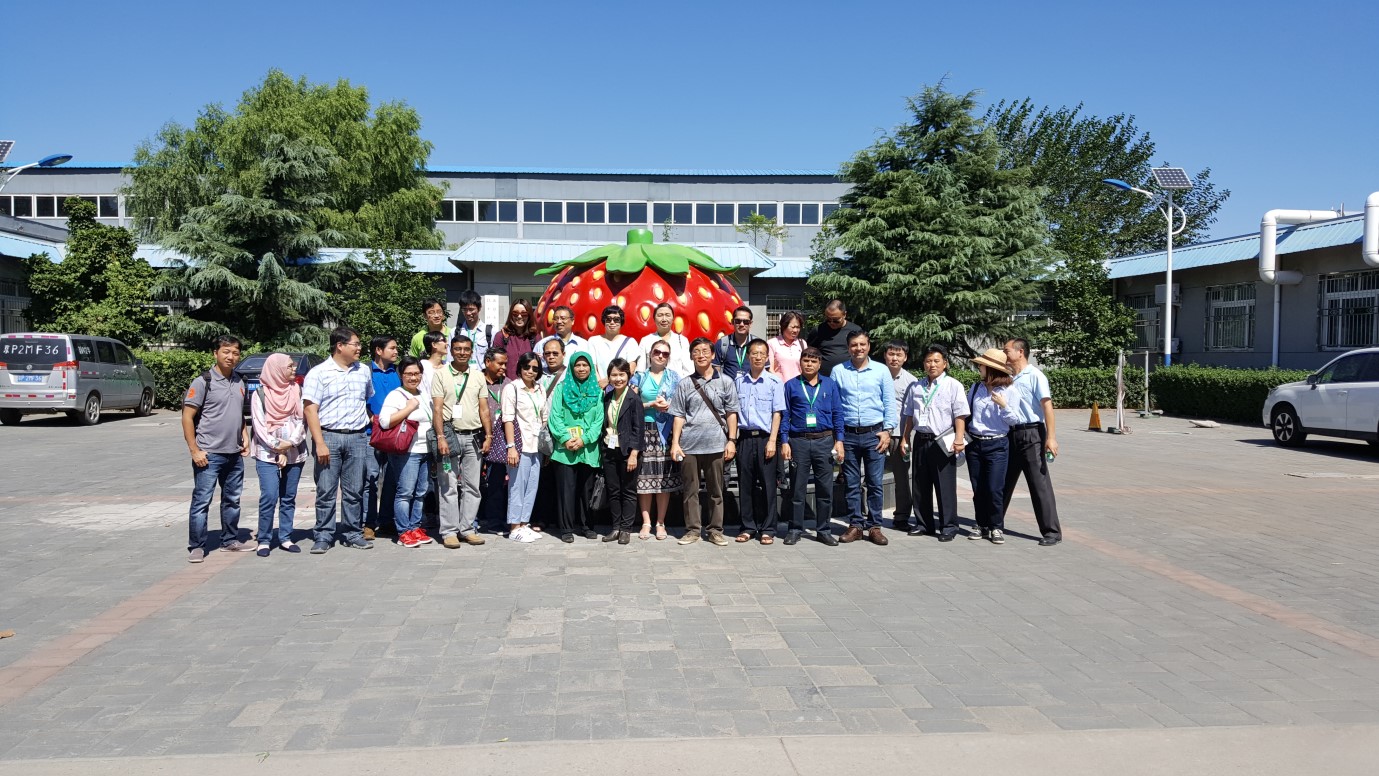 Field visit to a IPM facility in Beijing.
